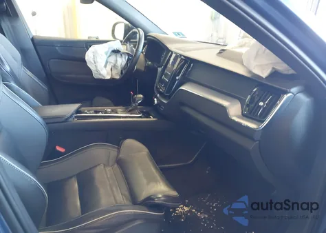 2020 Volvo Xc60 T5 R-Design z USA, uszkodzony, nr VIN YV4102RMXL1575918